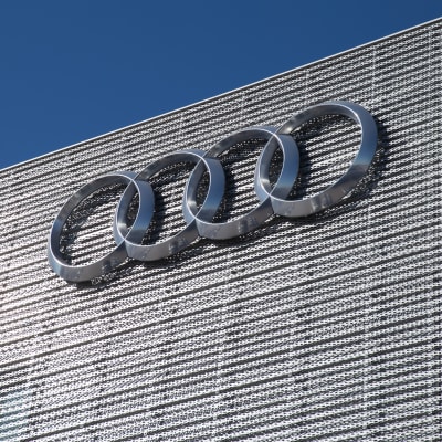 Audi Center seinä. Audi Logo