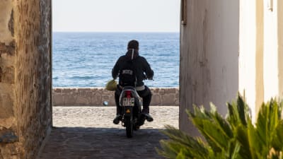 Unga man på moped i Petra på Lesbos i Grekland.