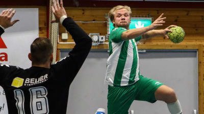 Handbollsspelaren Topias Laine i ett försök att göra mål i Allsvenskan.