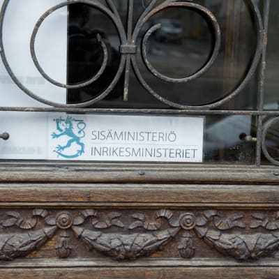 Sisäministeriön sisäänkäynti.