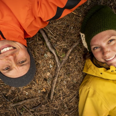 Nora och Johan Gullmets i skogen.