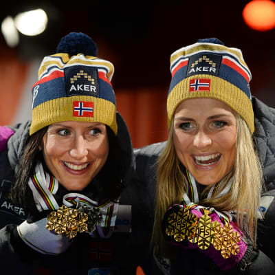 Marit Björgen och Therese Johaug på VM-prispallen 2015.
