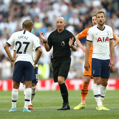 Harry Kane (till höger) och domaren Mike Dean i samband med den omtalade straffsituationen.