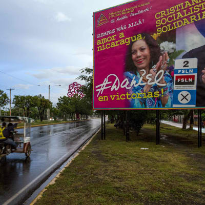 President Daniel Ortega och hans fru och vicepresidentkandidat Rosario Murillo på en valaffisch i huvudstaden Managua