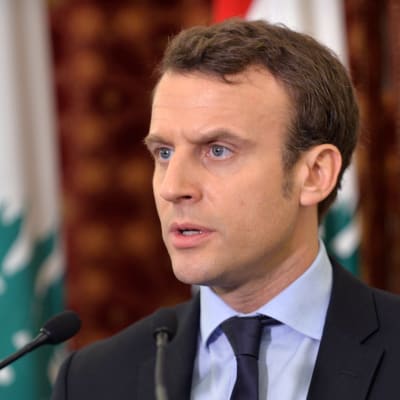 Centerpolitikern Emmanue Macron är nu förhandsfavorit i det franska presidentvalet. Han tippas nå den andra omgången i maj tillsammans med ytterhögerledaren Marine Le Pen
