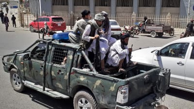 Taliban-taistelijoita autossa.