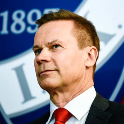 Jukka Valtanen svarar på frågor under en presskonferens.