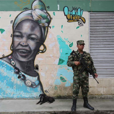 Kolumbialainen sotilas valvoo Buenaventurassa kaupungin katua.