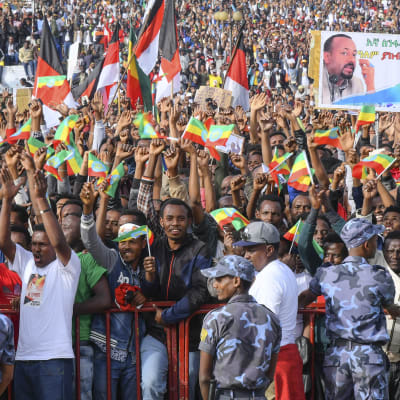En granat exploderade i folkmassan kort efter att premiärminister Abiy Ahmed hade avslutat sitt tal inför tusentals anhängare i Addis Abeba