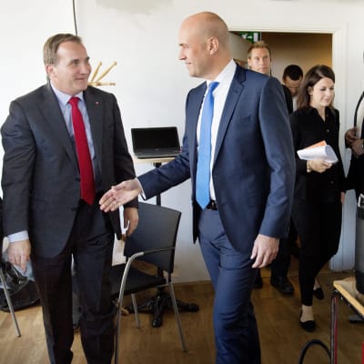 Stefan Löfven och Fredrik Reinfeldt skakar hand före en partiledardebatt den 5 september 2014.