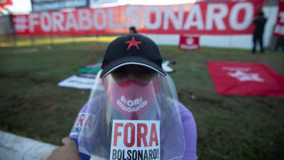 En demonstarnt protesterar mot regeringen och president Bolsonaro utanför Högsta domstolen 9.6.2020 utanför