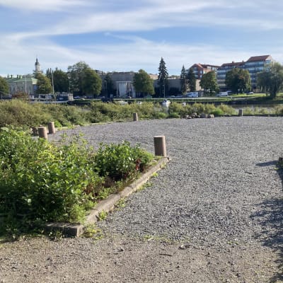 Tyhjä hiekkakenttä.
