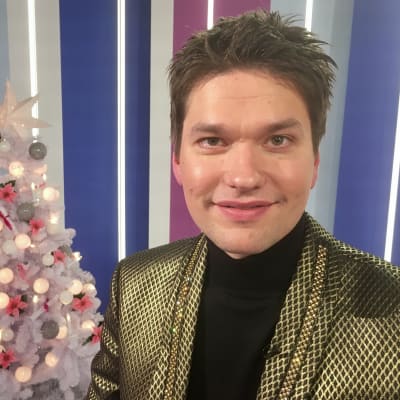Kuva sellisti Jussi Makkosesta Puoli 7:n studiossa.