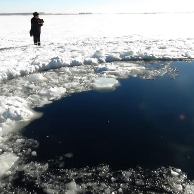 Hål i isen i Tjeljabinskregionen den 15 februari 2013