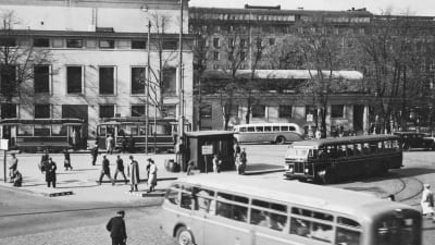 Buss- och spårvagnshållplats vid skillnaden år 1938.