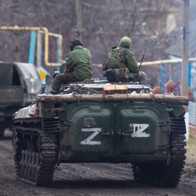 Ryska militärfordon i ukrainsk by.