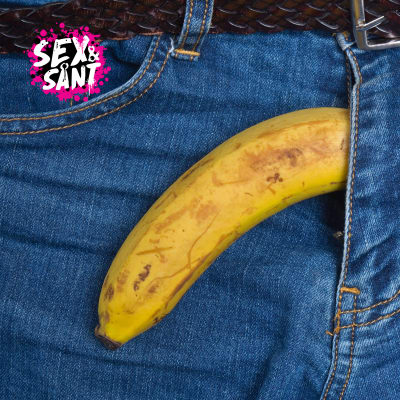 Banan som sticker ut ur ett par jeans