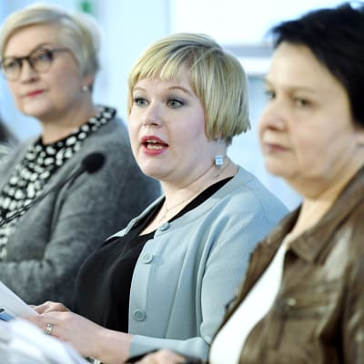 Ministrarna Anu Vehviläinen och Annika Saarikko. 