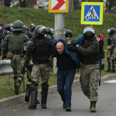 Man förs bort att poliser i Belarus 15.11.2020