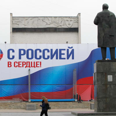 En bild på en stor affisch där det står "med Ryssland i hjärtat".