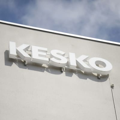 Keskos logga på en vit vägg.