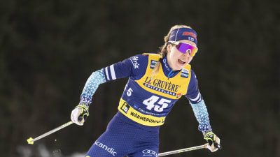 Laura Mononen åker skidor.