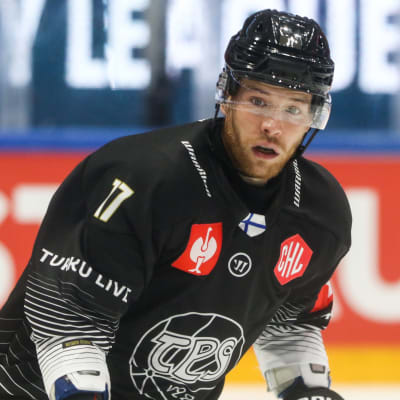 Filip Sandberg spelar ishockey.
