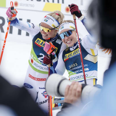 Ebba Ribom och Jonna Sundling firar ett guld i Planica.