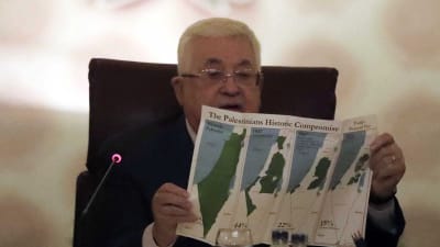 Palestiniernas president Mahmoud Abbas håller upp kartor över Palestina under årens lopp. 1.2.2020