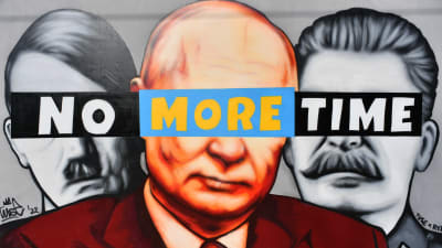 En väggmålning av Hitler, Putin och Stalin. Målningen har texten tiden är ute.