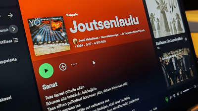 Suoratoistopalvelu Spotifyn näyttökuva YÖ-yhtyeen Joutsenlaulu-kappaleesta.