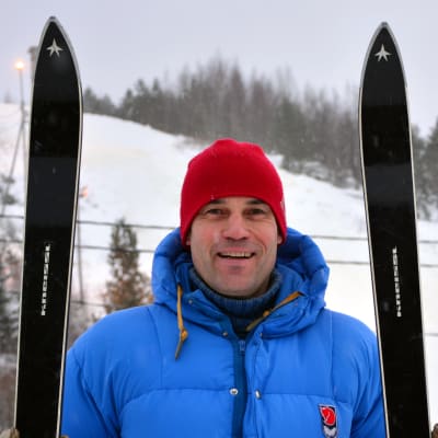 Mikael Nylund med ett par slalomskidor av fin årgång.