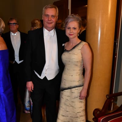 Antti Rinne och hans fru Heta Ravolainen-Rinne på Slottsbalen år 2017.