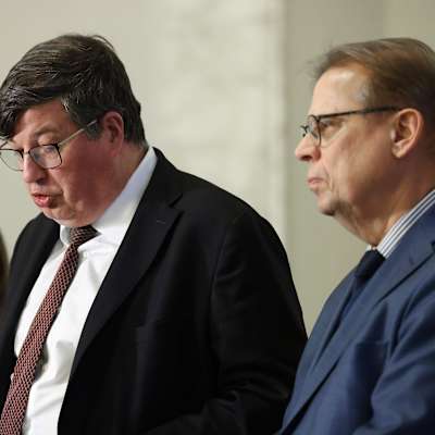 Kansanedustajat Arto Satonen ja Lauri Lyly tiedotustilaisuudessa.