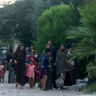 Palestinska familjer flyr efter israeliska lufträder mot Rafah.