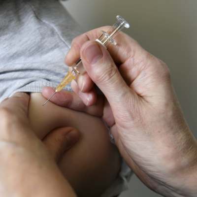 Baby får vaccin