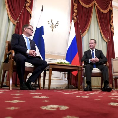Bild på statsminister Juha Sipilä och premiärminister Dimitri Medvedev.