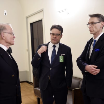 Professorerna Mikael Hidén, Juha Lavapuro och Justitiekanslern Tuomas Pöysti väntar på att gå in i riksdagsens grundslagsutskott.
