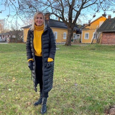 Keltaiseen ja mustaan puketutunut Jonna Vuorinne seisoo ja katsoo kameraan syksyisessä Lappeenrannan Linnoituksessa.