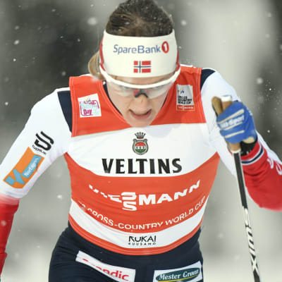 Maiken Caspersen Falla i Ruka-spåret.