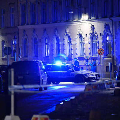 Polis och räddningstjänst larmades till judiska församlingen på lördagskvällen. Flera personer har setts kasta brinnande föremål mot församlingens lokaler vid synagogan i centrala Göteborg.
