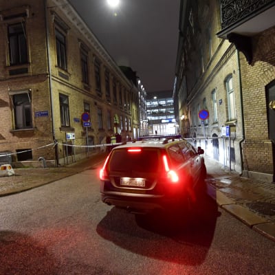 Polis på plats vid synagogan i Göteborg efter attacken sent på lördagen den 9 december 2017.