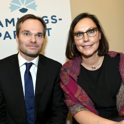 De glada nya ministrarna Kai Mykkänen och Anne-Mari Virolainen.