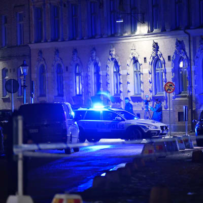 Polisen på plats efter attacken mot Göteborgs synagoga i december 2017