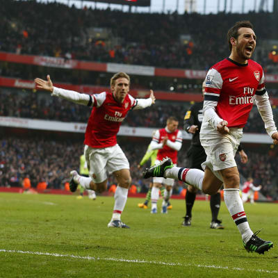 Santi Cazorla firar ett mål mot Aston Villa