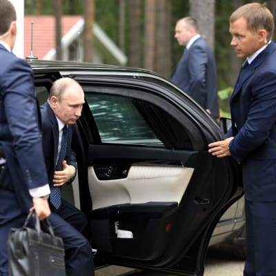 Vladimir Putin anländer till hotell Punkaharju.