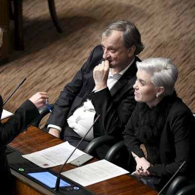 Samlingspartiets Elina Lepomäki, Harry Harkimo och Susanna Koski under riksdagens diskussion om social- och hälsovårdsreformen. 