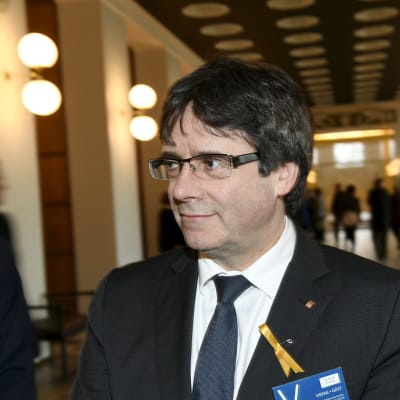 Puigdemont på besök i Finlands riksdag. 