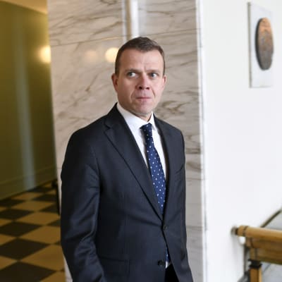 Finansminister Petteri Orpo stegar ut för att förklara Kaj Turunens avhopp från de blå till Samlingspartiet.