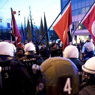 nazister ur Nordiska motståndsrörelsen grips av polis under självständighetsdagen 2018. 